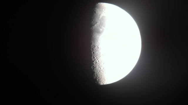 Księżyc dzień po 1 kwadrze, sfotografowany 20 lipca w 49 rocznicę lądowania pierwszej misji załogowej Apollo 11. Fotografia wykonana za pomocą 150 milimetrowego teleskopu zwierciadlanego. Odległóść 388 187 km, w gwiazdozbiorze Wagi.